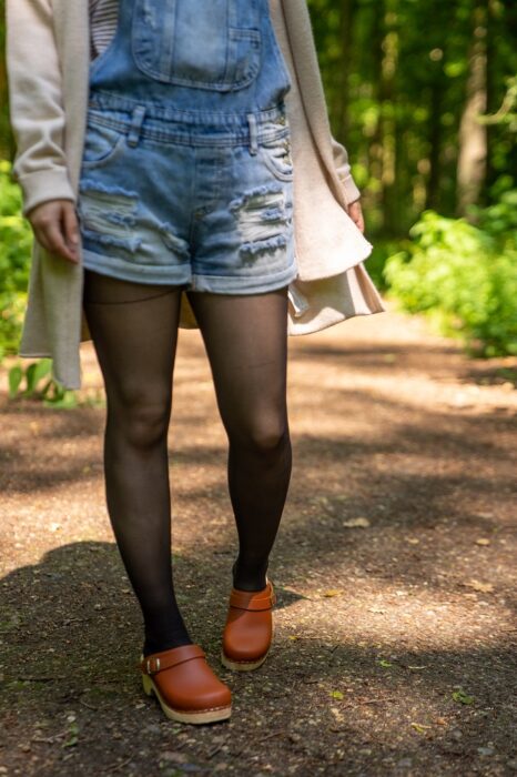 Holzclogs mit Strumpfhose Damen Latzhose