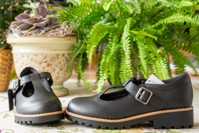 Flache Schuhe im Büro