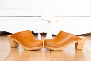 Hohe Holzclogs mit Absatz Titelbild