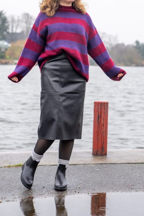 Lederrock im Winter tragen Stiefeletten