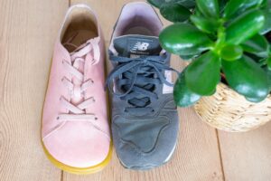 Barfussschuhe vs normale Schuhe Vergleich Zehen