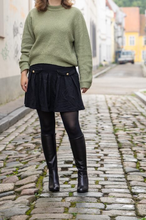 Strickpullover Outfit knihohe Lederstiefel