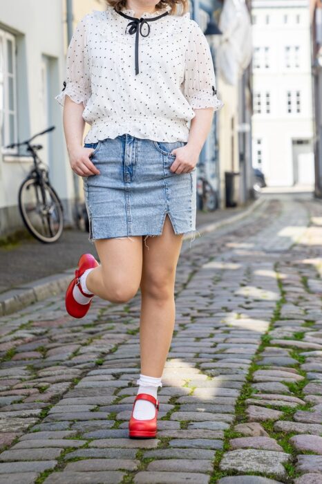 Minirock und Ballerinas Jeans Mary Janes Rot
