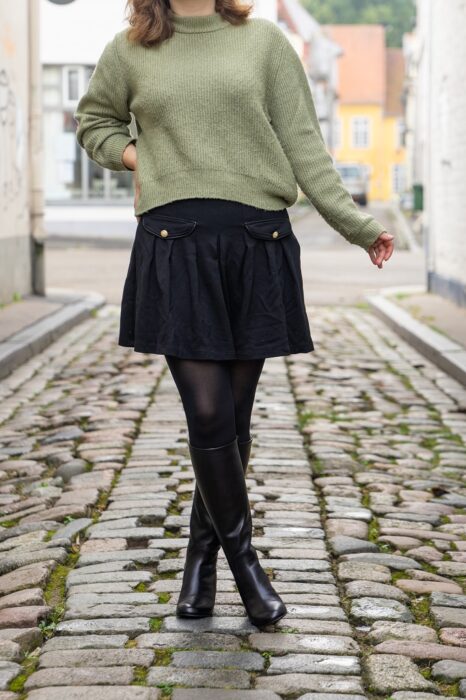 Minirock und Strumpfhose kniehohe Stiefel