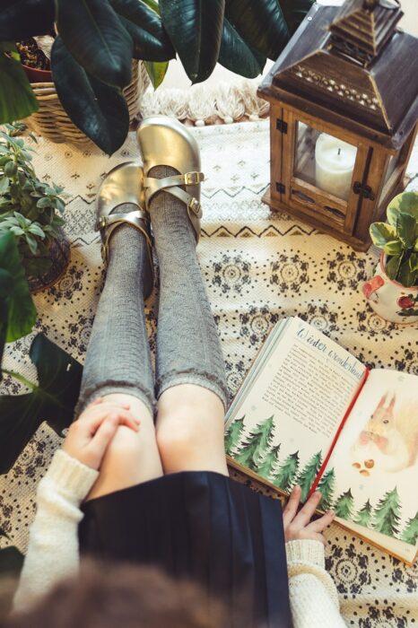 Lange Rüschensocken mit Clogs