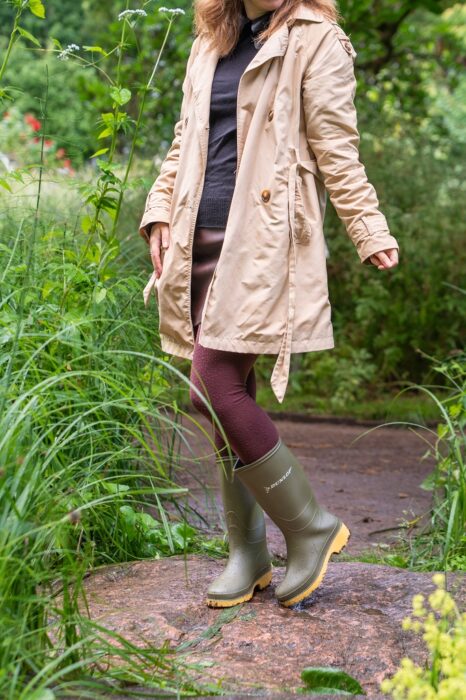 Halbhohe Dunlop Dull Gummistiefel im herbstlichen Outdoor-Chic-Outfit