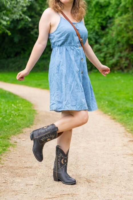Welche Schuhe zum Jeanskleid - Cowboystiefel 1