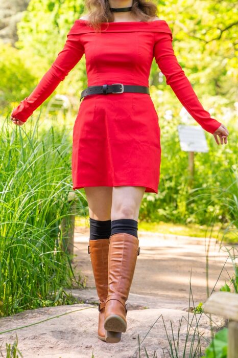 Welche Schuhe zum roten Kleid - braune Stiefel