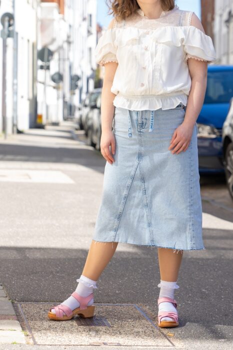 Langer Jeansrock mit Holzsandalen