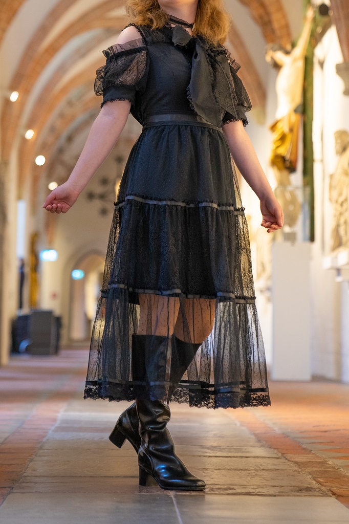 Langes transparentes Kleid mit kniehohen Stiefeln