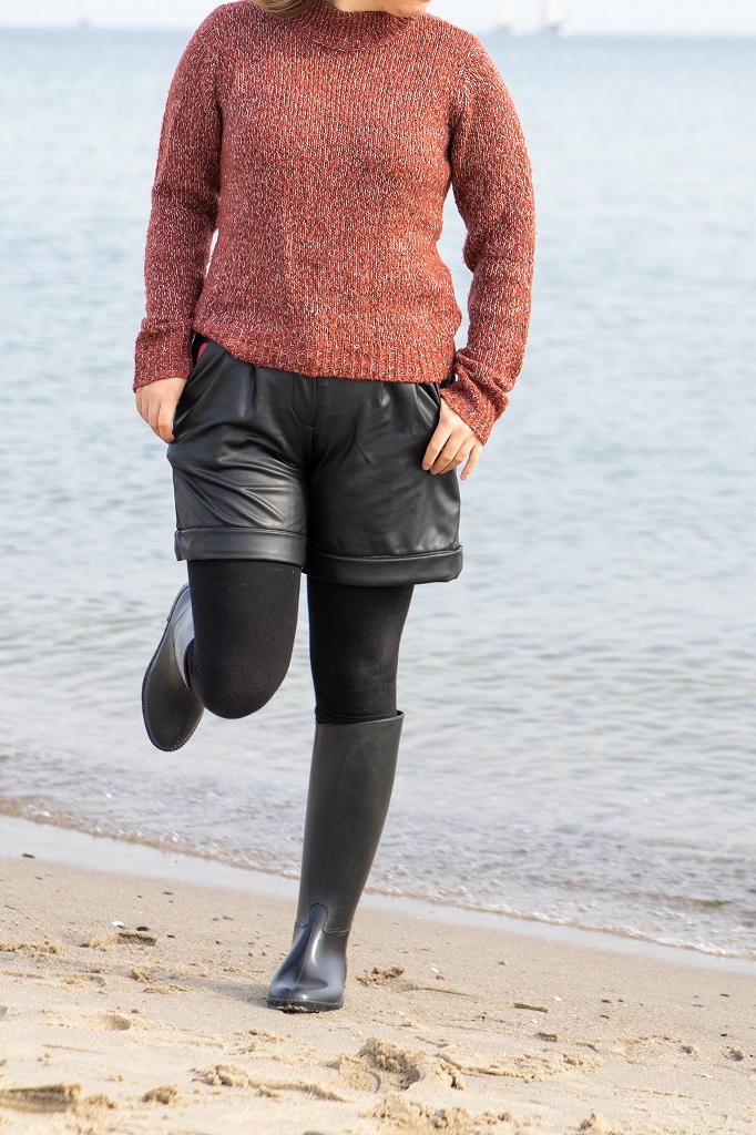 Modetrend Herbst Winter 2023 2024 Lederbermudas mit Strickpullover