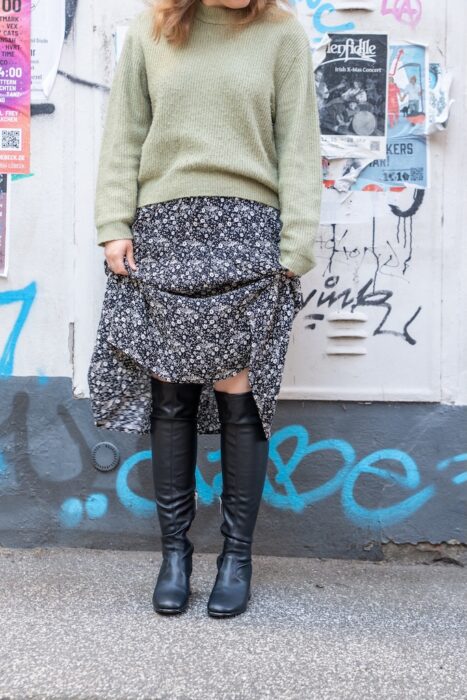 Blumenmidirock mit Lederoverkneestiefel drunter