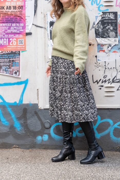 Overkneestiefel unterm Midirock Outfit