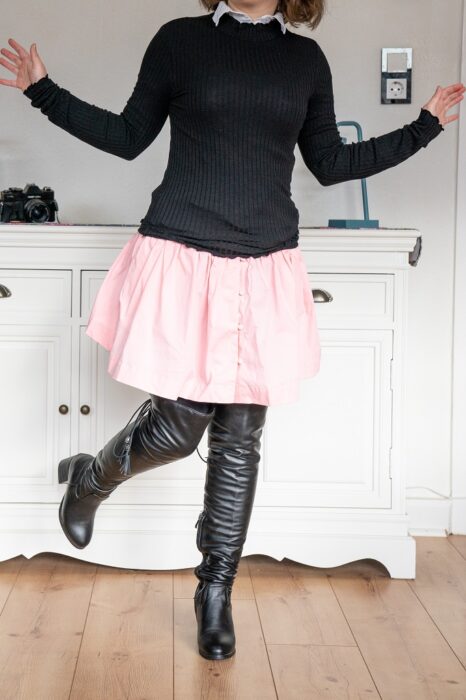 Rosa Minirock mit Lederoverkneestiefeln drunter