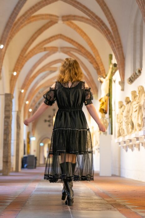 Vintage Gummistiefel mit Absatz unter transparentem Rock Kleid