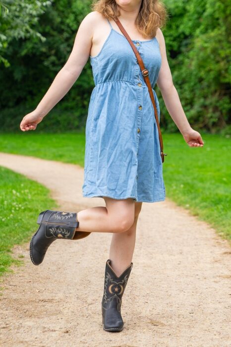 Jeanskleid mit Cowboystiefeln Outfit