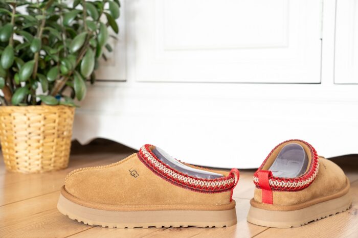 UGG Tazz Clogs Details