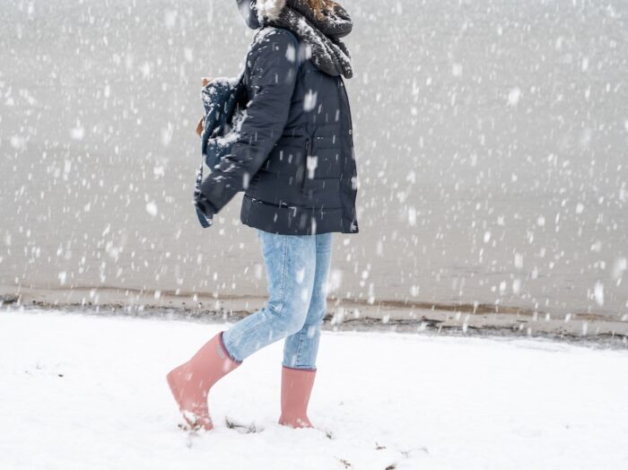 En Fant Gummistiefel gefüttert Schnee