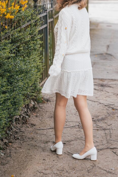 Weiße Horsch Pumps in Schuhgröße 32 zu einem weißen Rock und Strickpullover