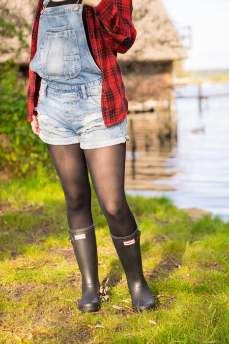 Farbtrend Herbst Winter 2025 2026 Karohemd mit Gummistiefel