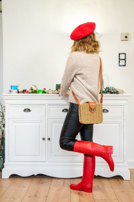 Lederleggings mit roten Reitstiefeln