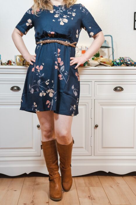 Farbtrend Fruehling Sommer 2026 Blumenkleid mit Stiefeln