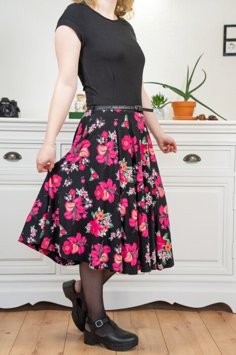 Farbtrend Fruehling Sommer 2026 Kleid mit Blumenrock