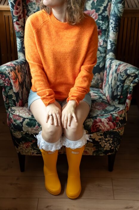 Farbtrend Frühling Sommer 2026 Oranger Pullover