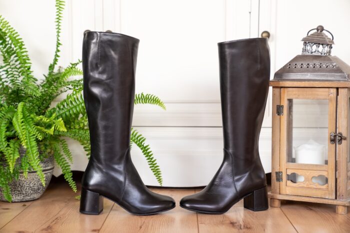 Klassische Stiefel im Frühling: kniehoch, schwarz oder braun