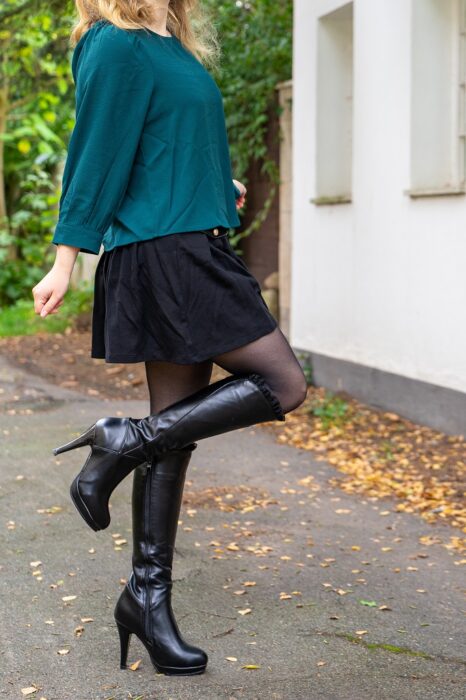 Sexy Stiefel alltagstauglich stylen Büro Bluse