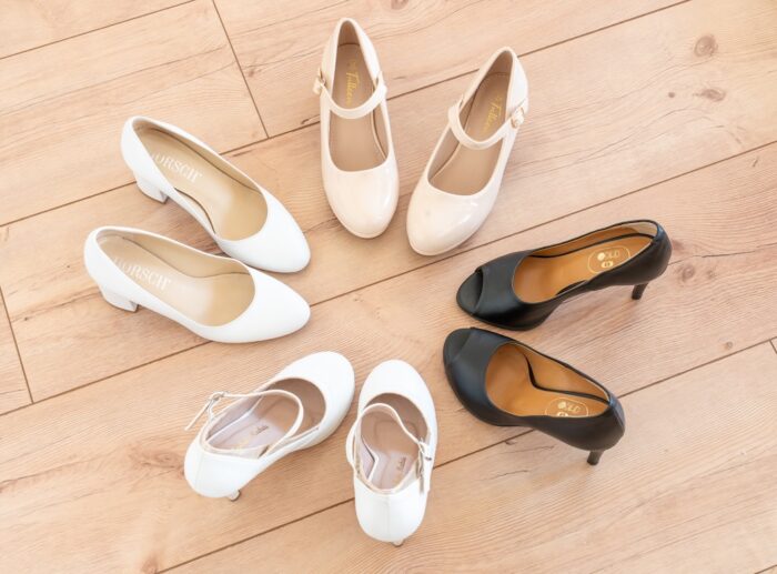 Vier Paar Pumps in Untergrößen im direkten Vergleich - Tulleen Mary Jane in Beige, weiße Horsch Pumps, weiße Andypola Riemchenpumps und schwarze Ghigocalzature Peeptoe-Pumps