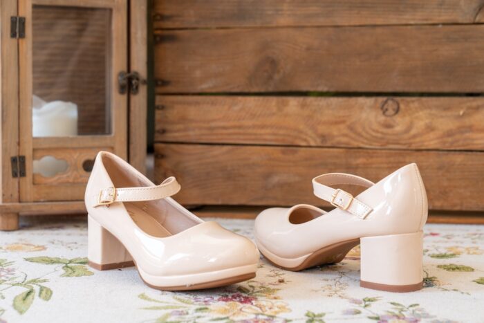 Tulleen Mary Jane Pumps in Beige mit Blockabsatz und Riemchen seitlich fotografiert