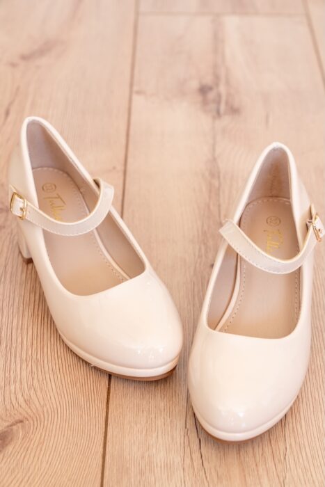 Beige Tulleen Mary Jane Pumps in Größe 32 von oben mit sichtbarem Markenlogo und Riemchen