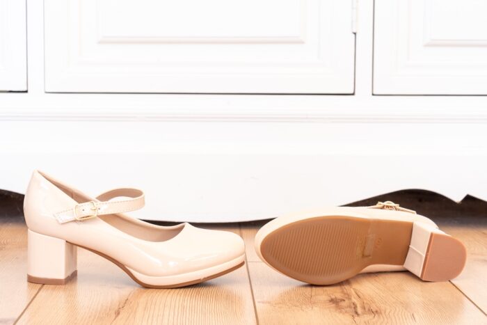 Tulleen Mary Jane Pumps in Beige mit Blick auf glatte Kunststoffsohle und 5cm Blockabsatz