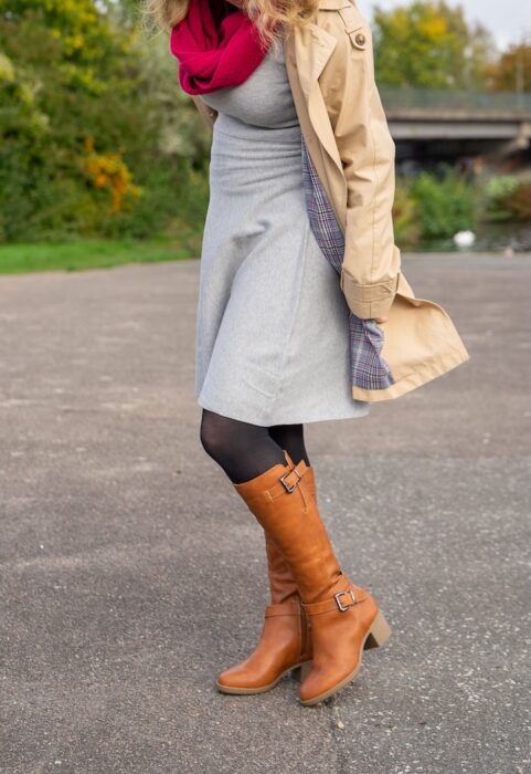 11 Schuhtrend Herbst Winter 2026 2027 Reitstiefel mit Absatz und Strickkleid