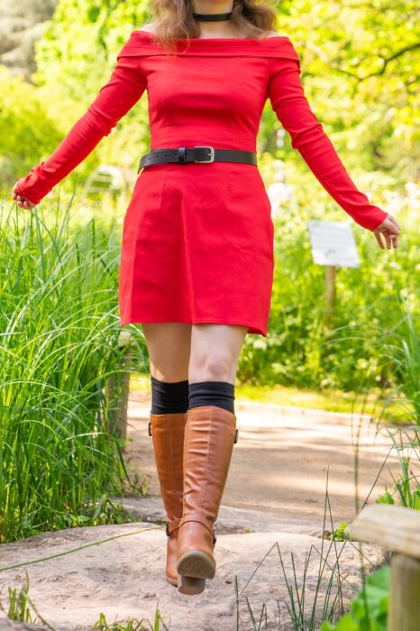 Farbtrend Herbst Winter 2026 2027 Knallrotes Kleid mit Stiefeln